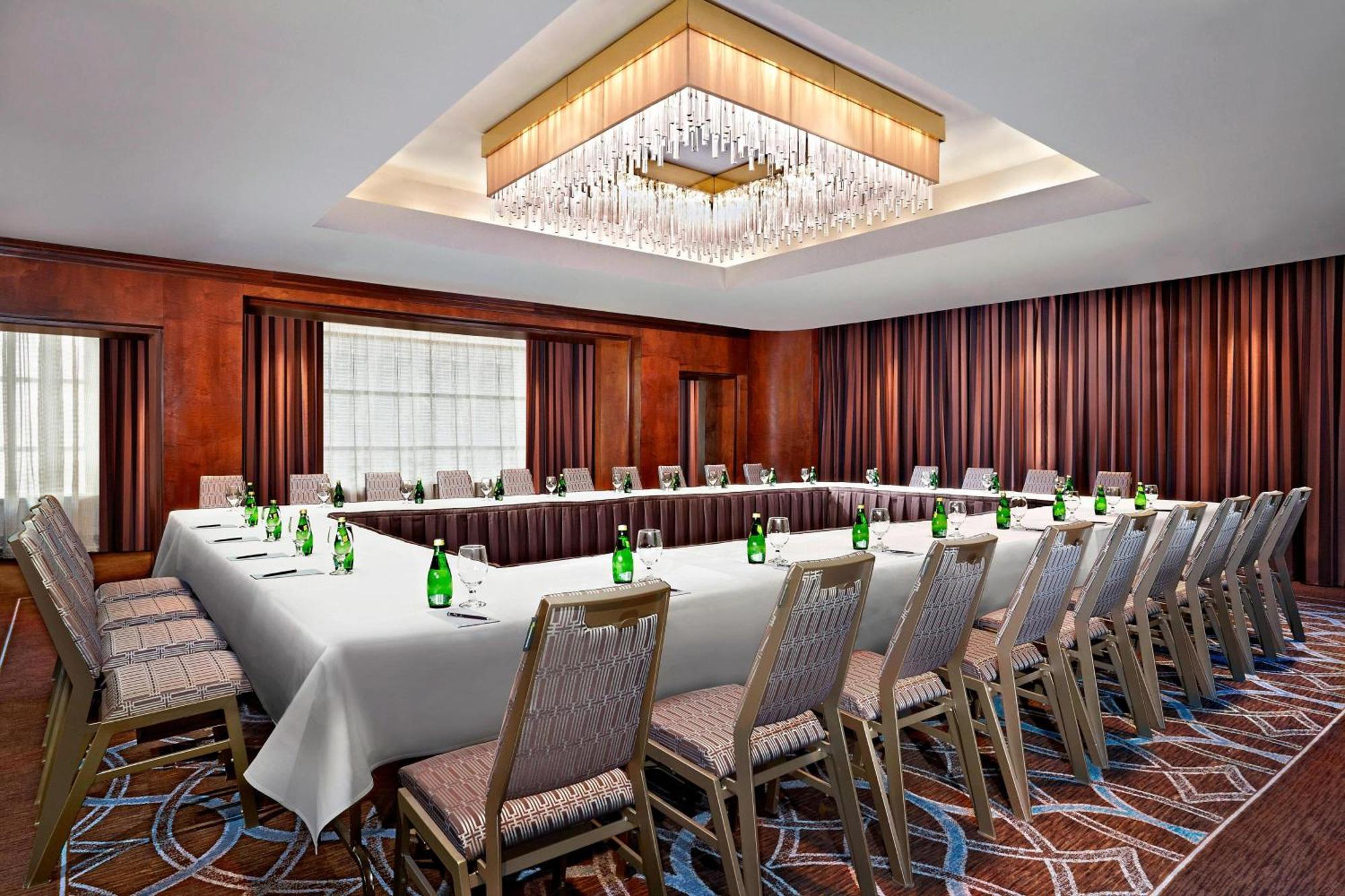 Le Centre Sheraton Hotel 4*