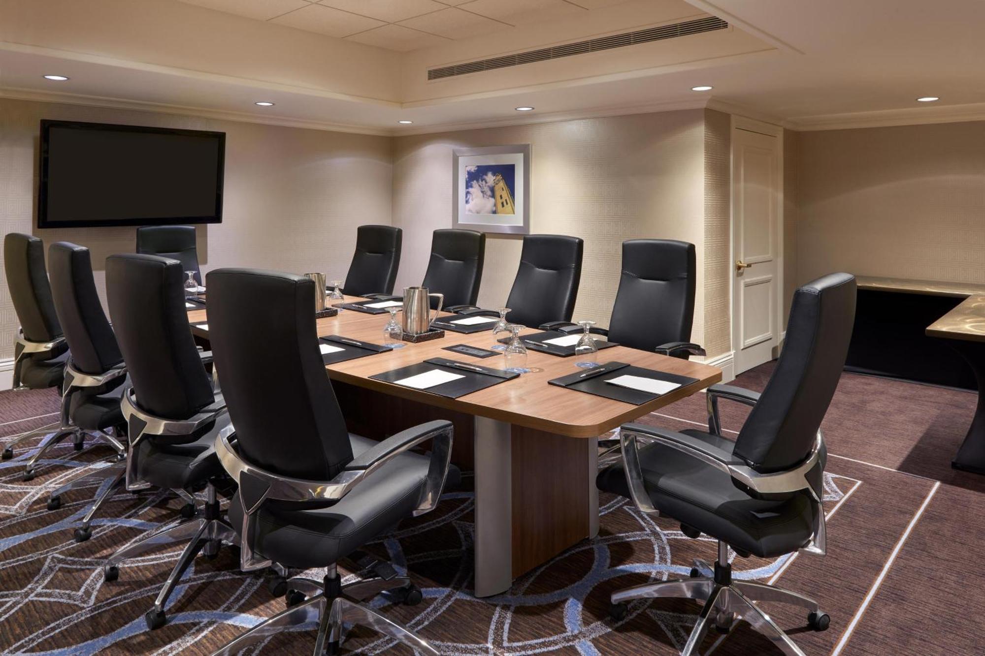 Hotel Le Centre Sheraton 4*